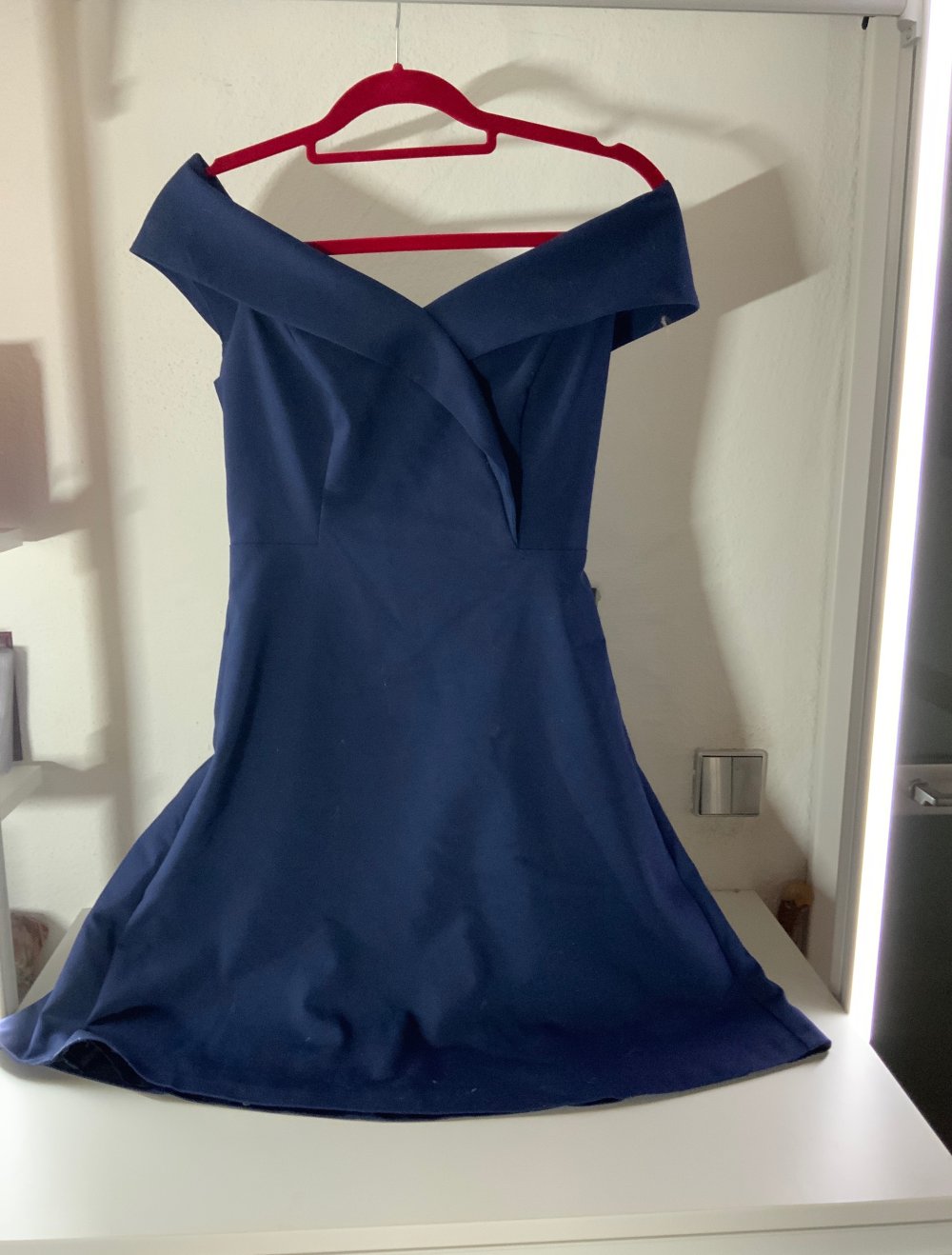 elegantes schlichtes schulterfreies Cocktailkleid