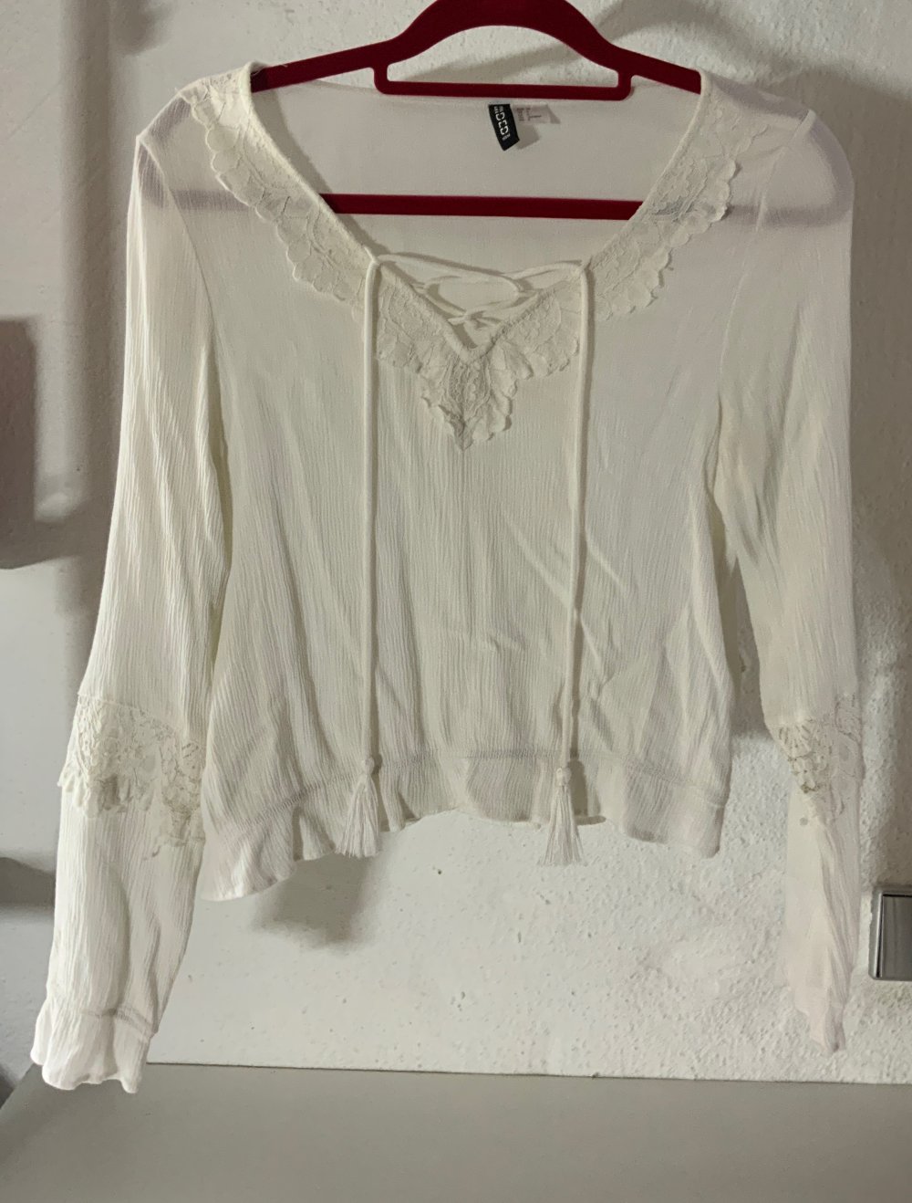 Weiße Bluse mit Spitze