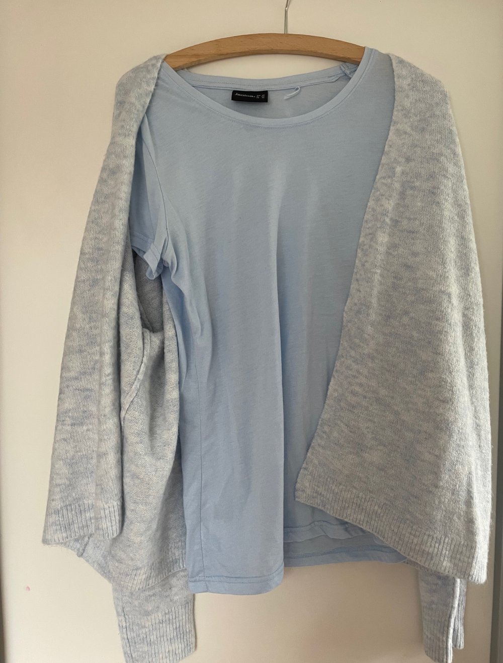 ein tshirt mit Strickjacke