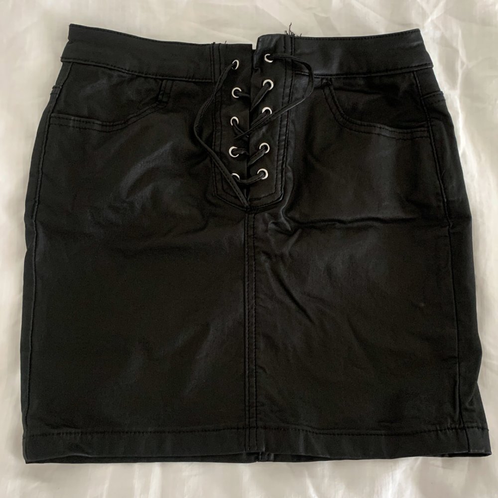 Minirock im Lederlook