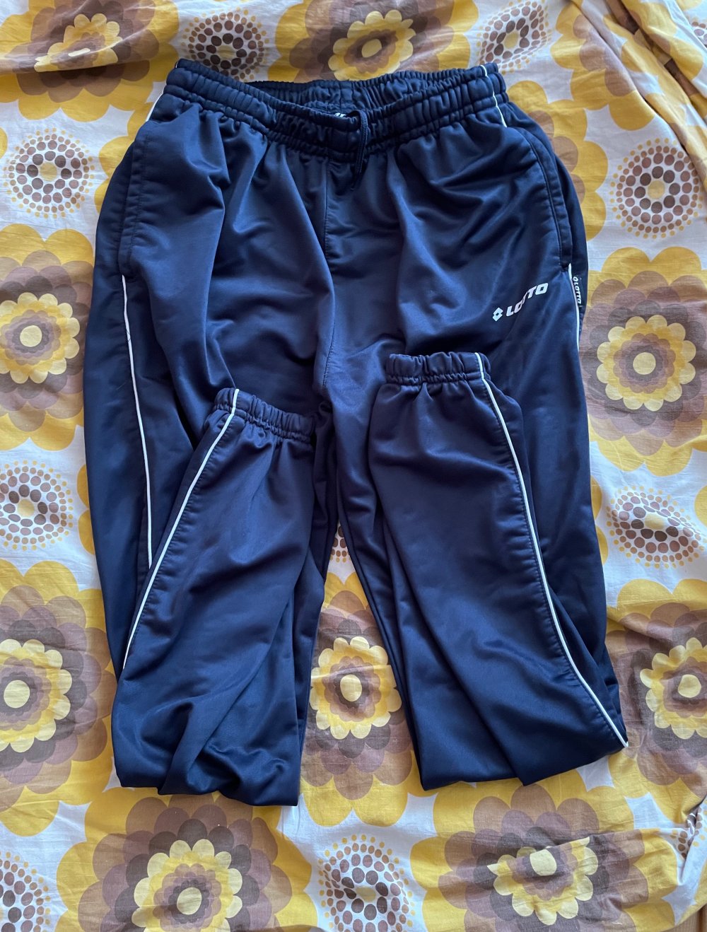 dunkel blaue Jogginghose