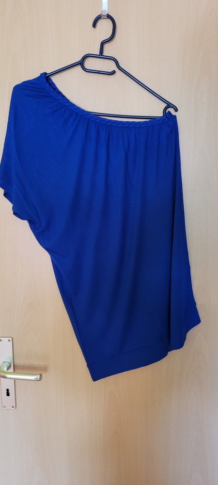 A-symmetrisches blaues Oberteil, eine Schulter frei