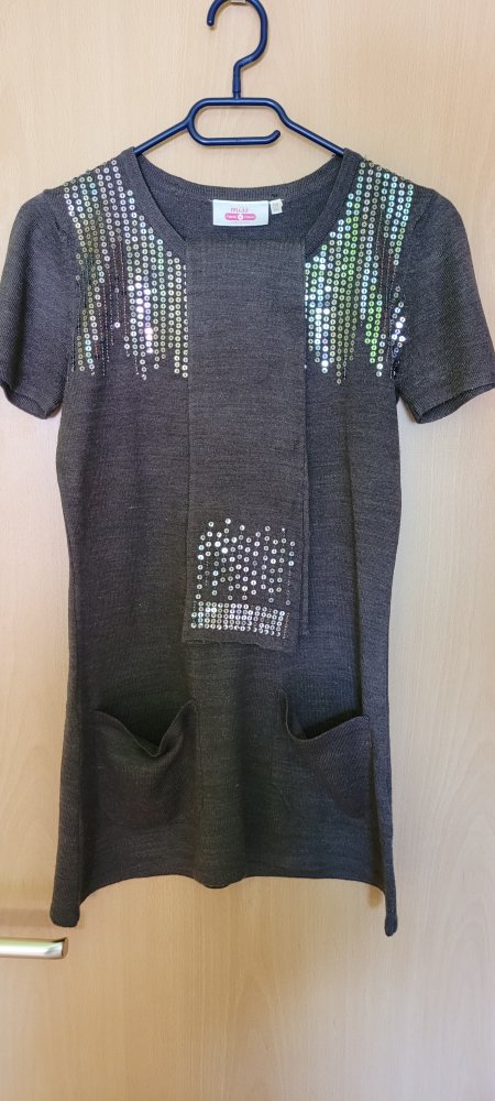 Graues Oberteil mit Pailletten und passendem Schal