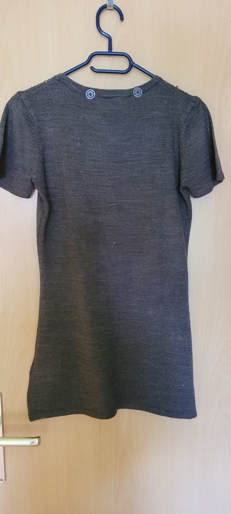 Graues Oberteil mit Pailletten und passendem Schal