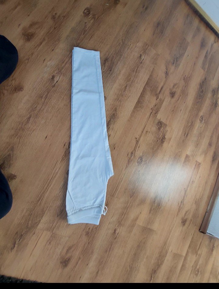 Figurbetonte Arbeitshose Pflege