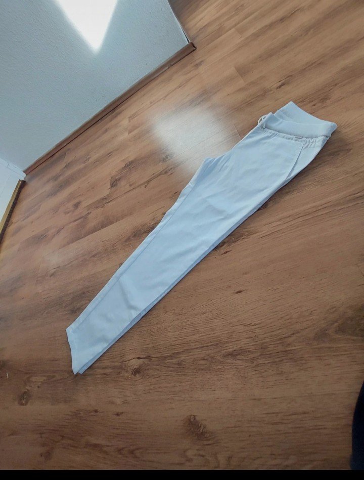 Figurbetonte Arbeitshose Pflege