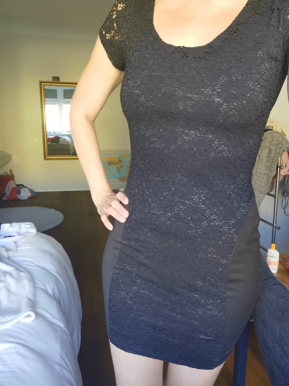 Schwarzes Kleid mit Spitzenärmel