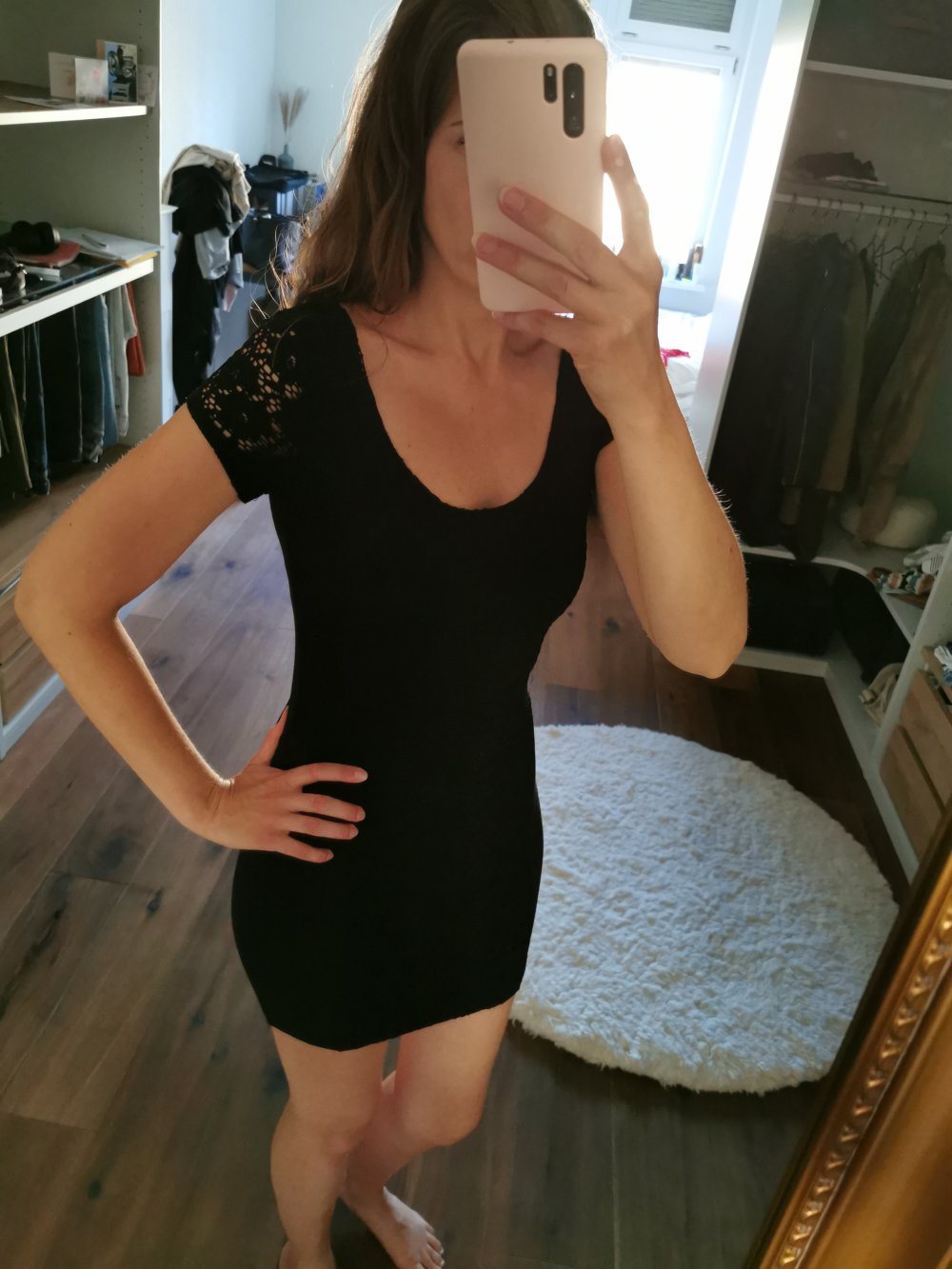 Schwarzes Kleid mit Spitzenärmel