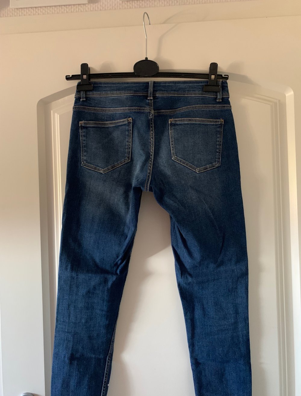 Blaue Jeans mit Glitzersteinchen; straight leg; C&A Hose XS