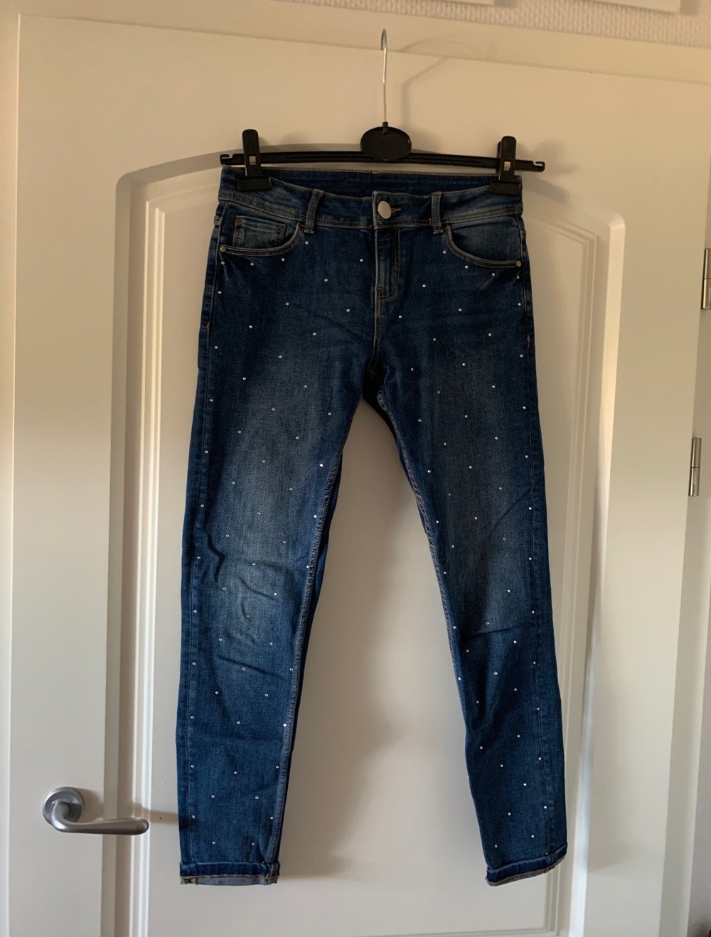 Blaue Jeans mit Glitzersteinchen; straight leg; C&A Hose XS