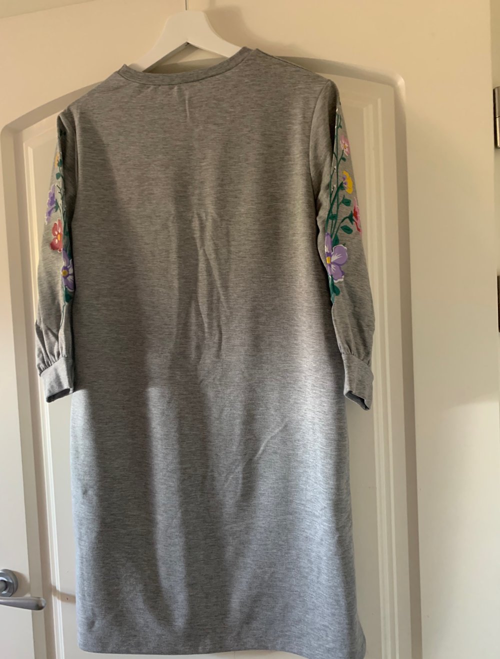 Graues MidiKleid mit Blumenprint, Dreiviertel Ärmel; S Damen