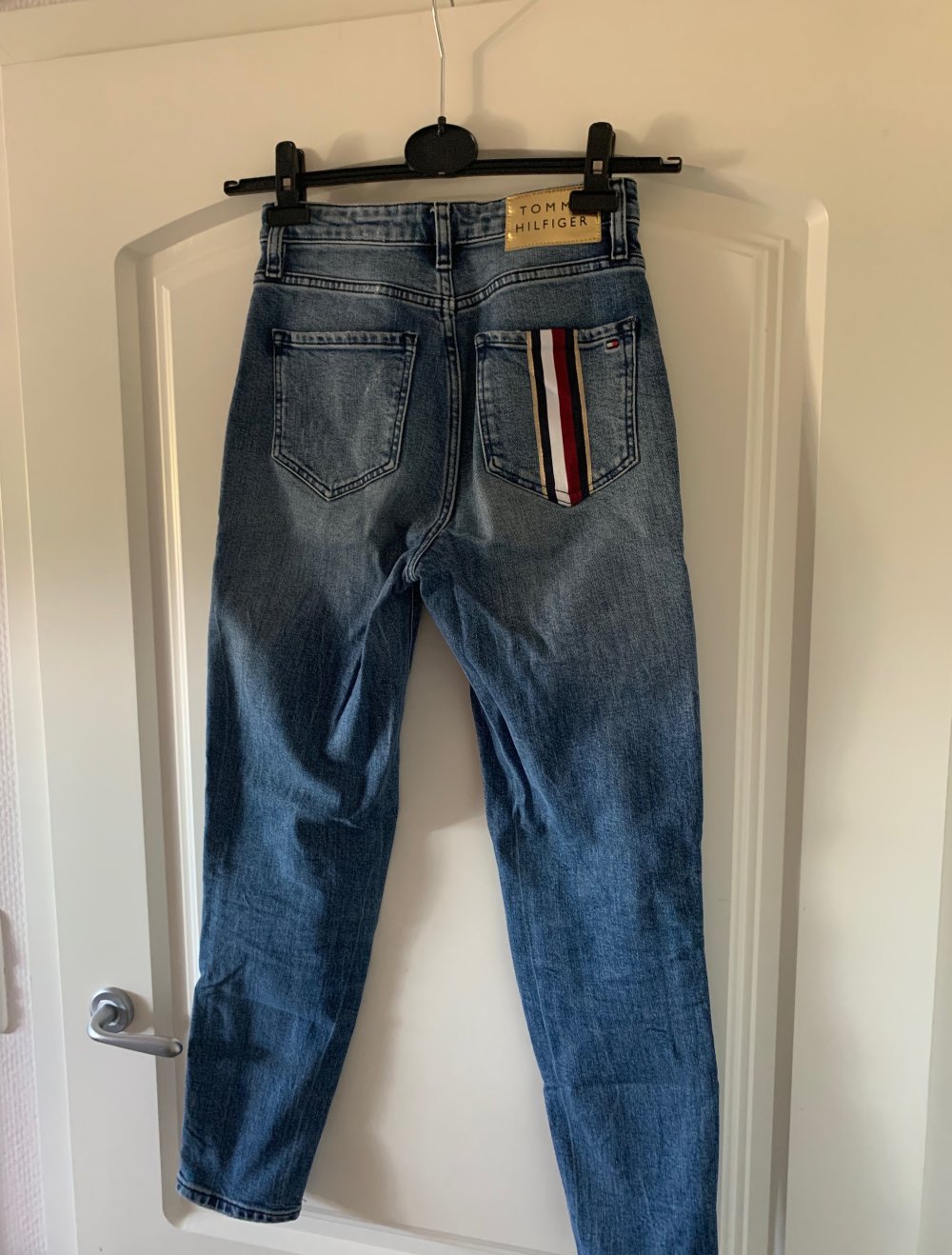 Straight Leg Jeans; Tommy Hilfiger Jeans; 32/34