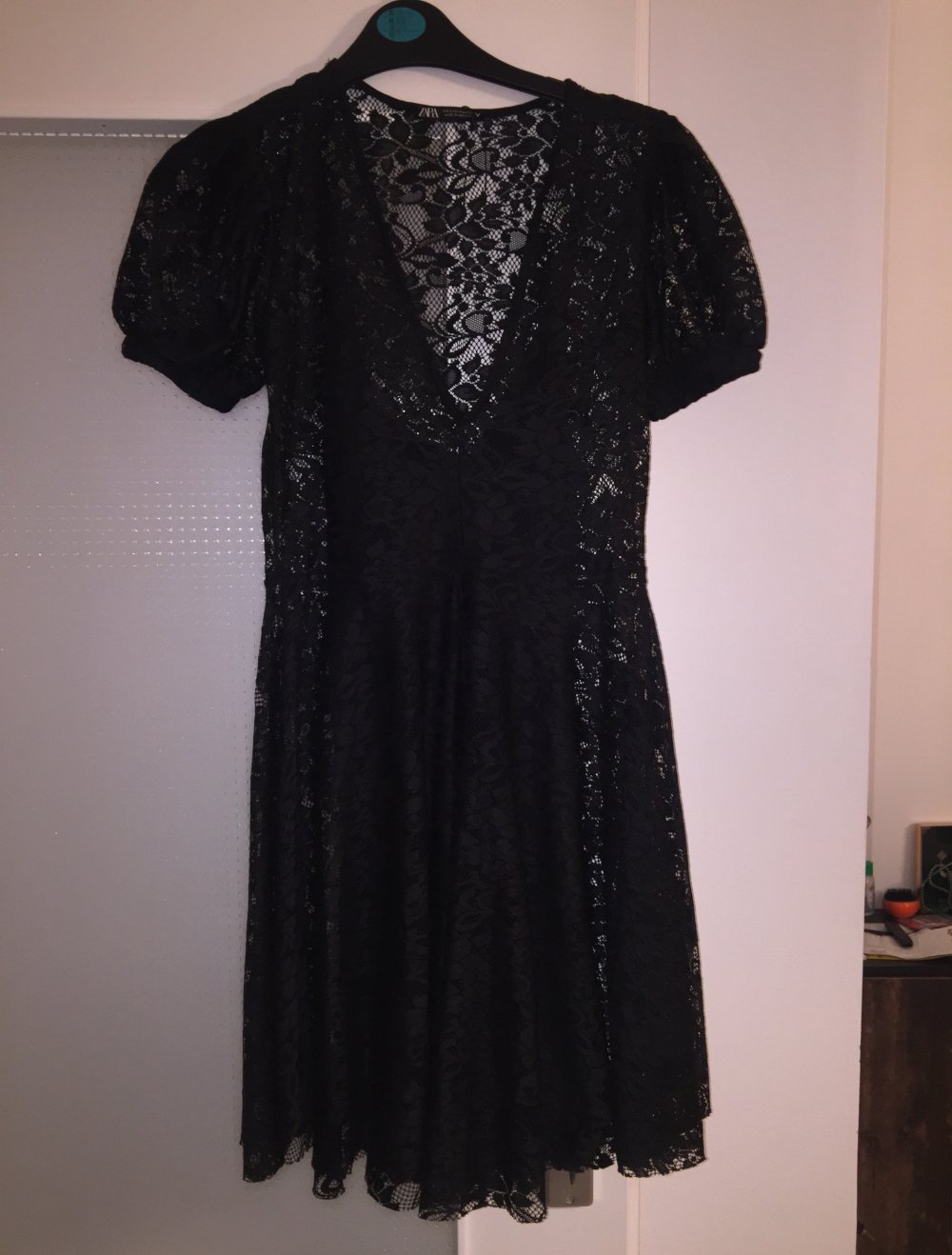Schwarzes kurzes Kleid