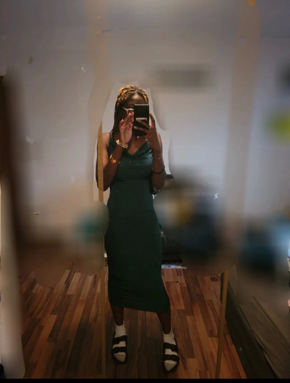 Dunkel grünes arbendkleid mit offenem Rücken