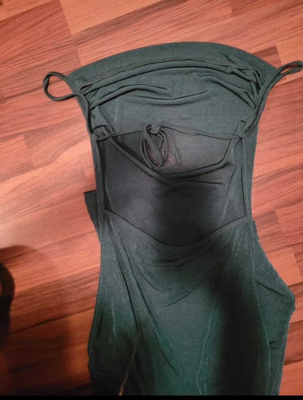 Dunkel grünes arbendkleid mit offenem Rücken