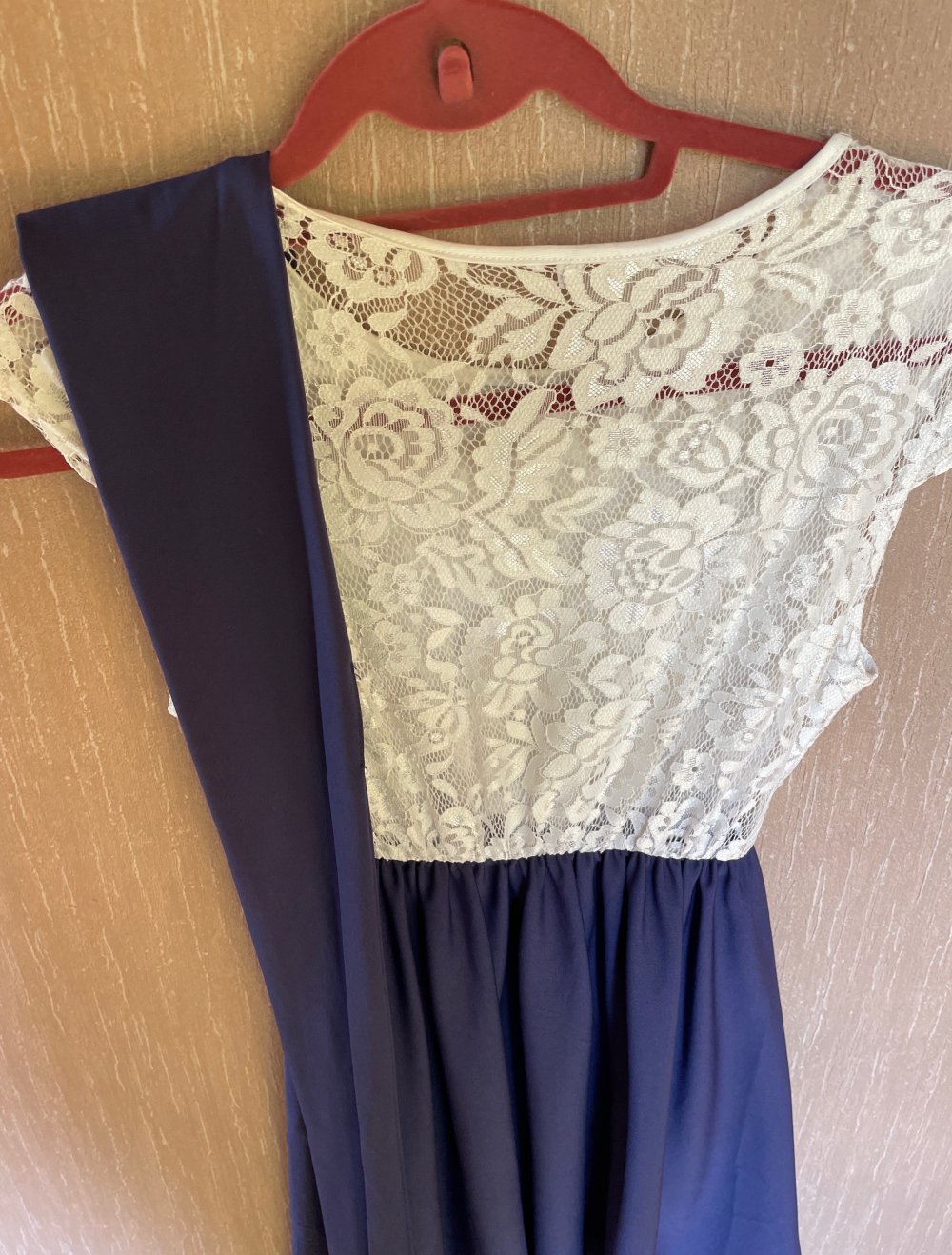 blau weißes Kleid