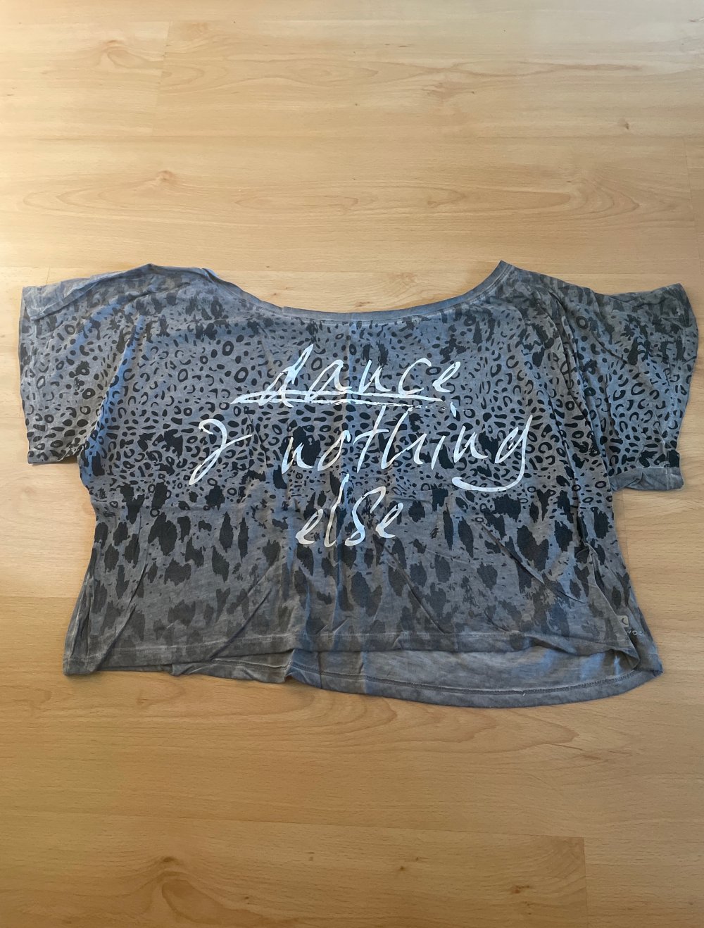 croped of the shoulder T-shirt