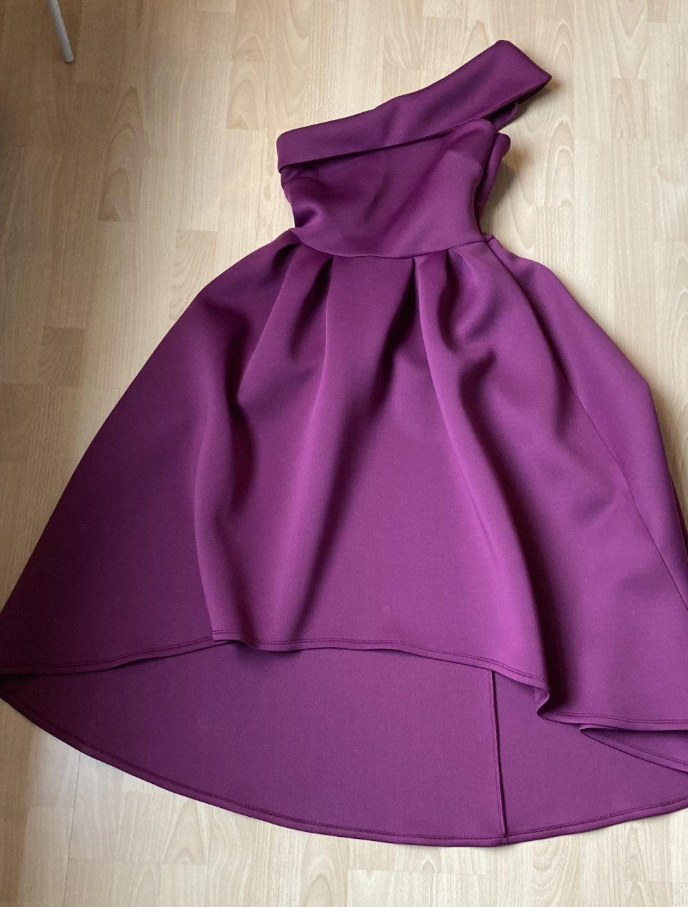 Cocktailkleid Beere, eine Schulter