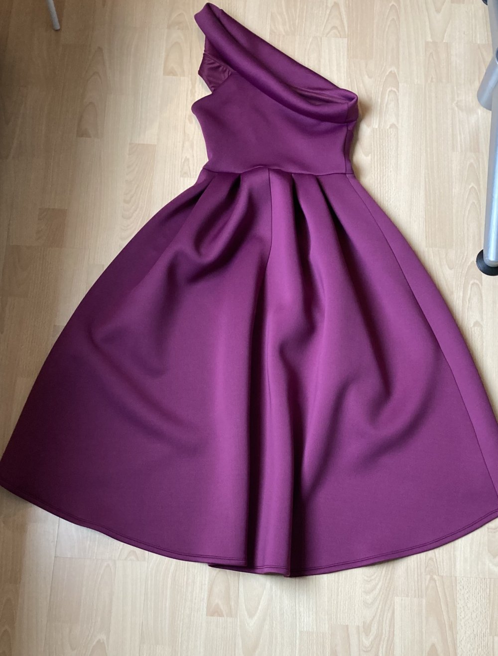 Cocktailkleid Beere, eine Schulter
