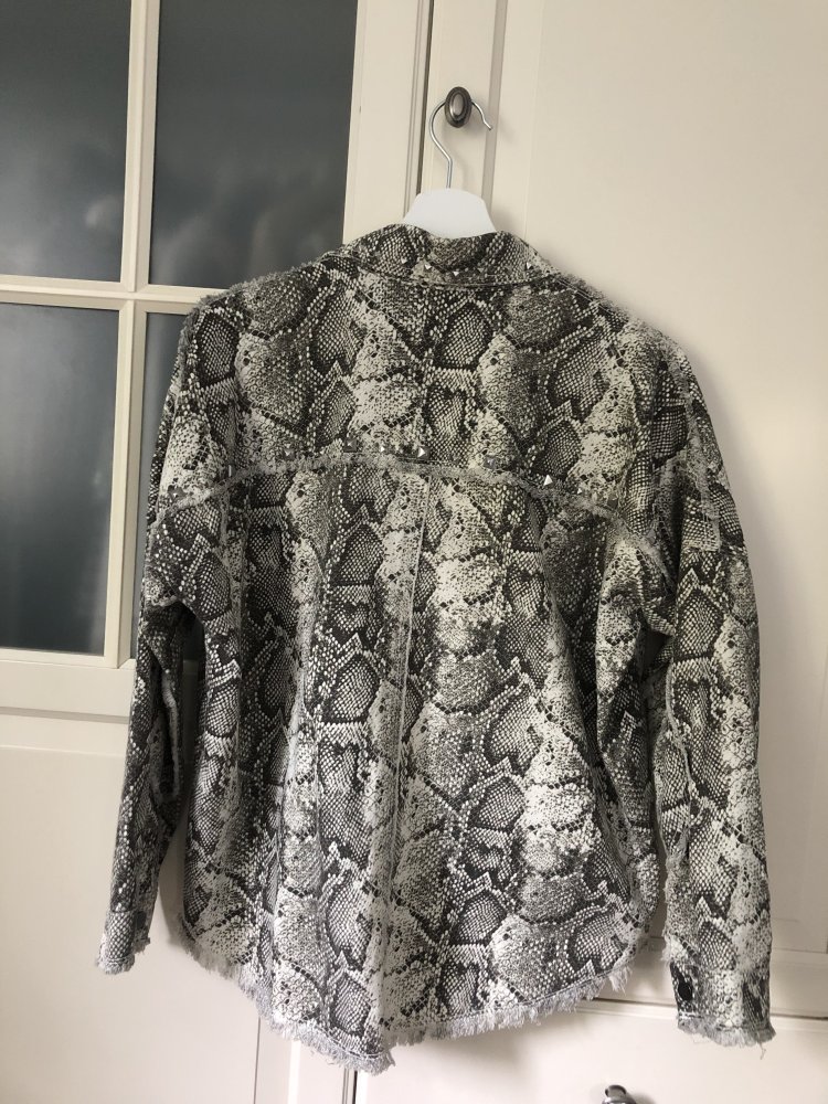 Zara Jeansjacke mit Animalprint/Schlangenmuster