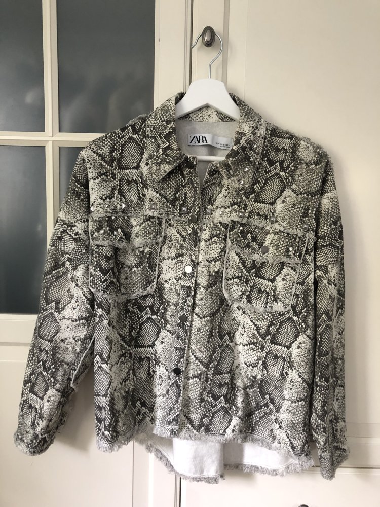Zara Jeansjacke mit Animalprint/Schlangenmuster