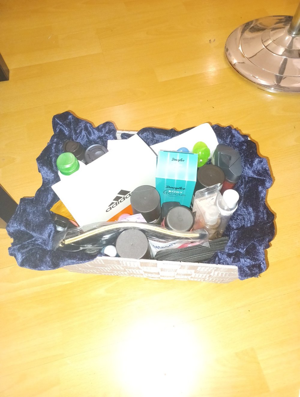 biete geschenk korb neu Alles marken sachen adidas douglas und so weiter herren und damen 95 vb