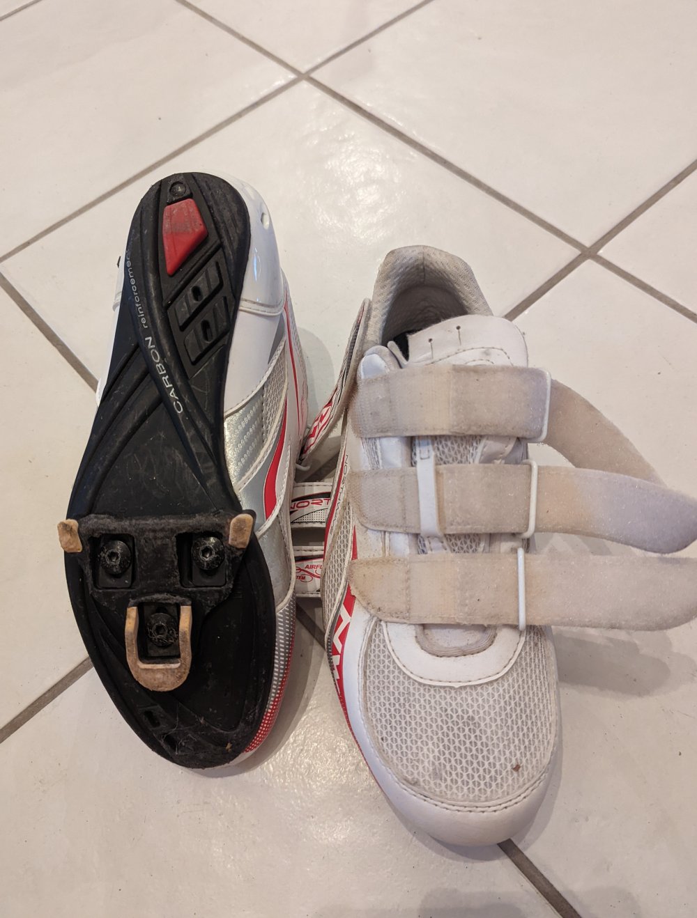 weiße Rennradschuhe