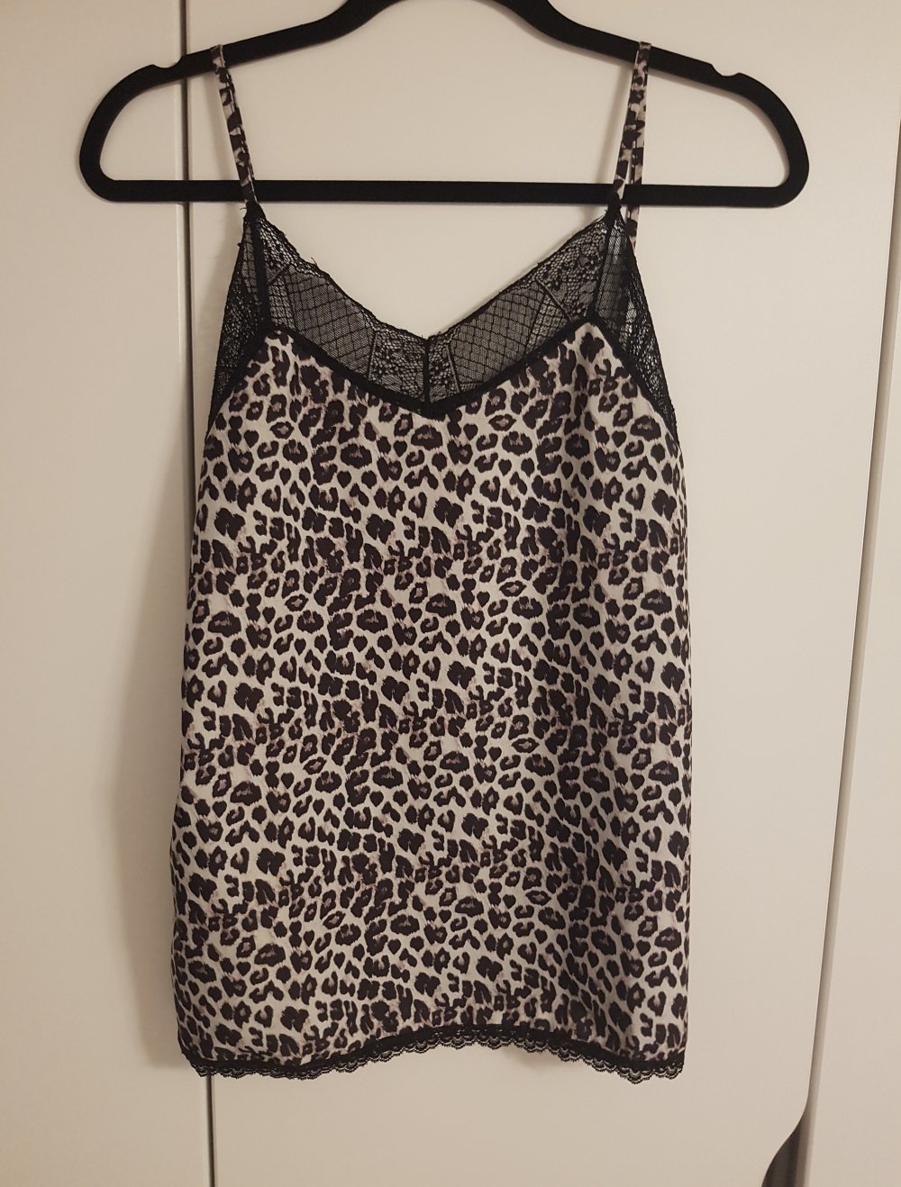 Top mit Spitze Leo Muster