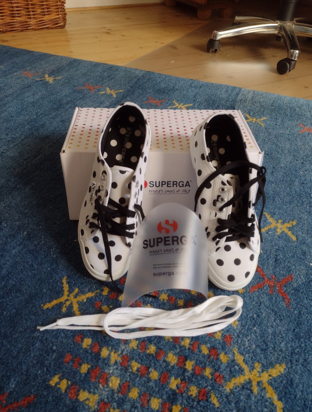 SUPERGA, coole Leinensneakers, weiß mit Polkadots in schwarz, 39, im Originalkarton