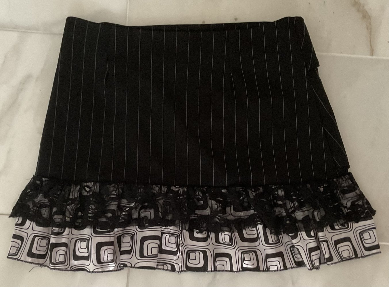 Schöner Rock, schwarz, weiß, Nadelstreifen, Spitze