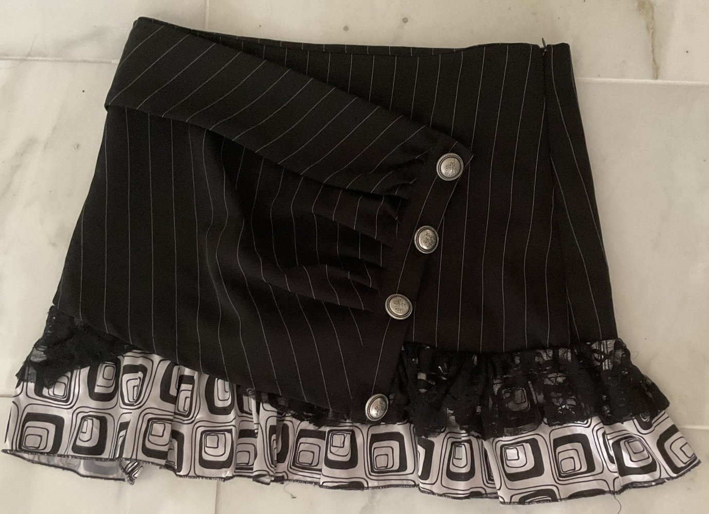 Schöner Rock, schwarz, weiß, Nadelstreifen, Spitze