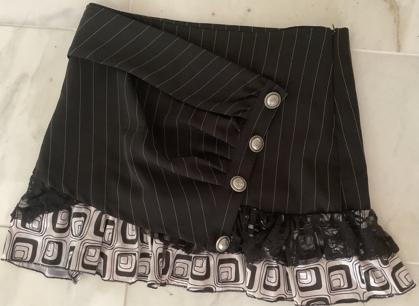 Schöner Rock, schwarz, weiß, Nadelstreifen, Spitze