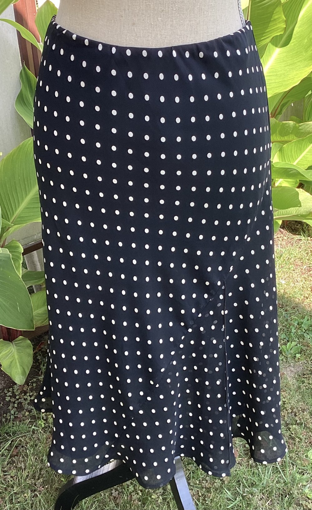 Hübscher Rock ,schwarz mit weißen Punkten von Wallis , Größe 10 /40