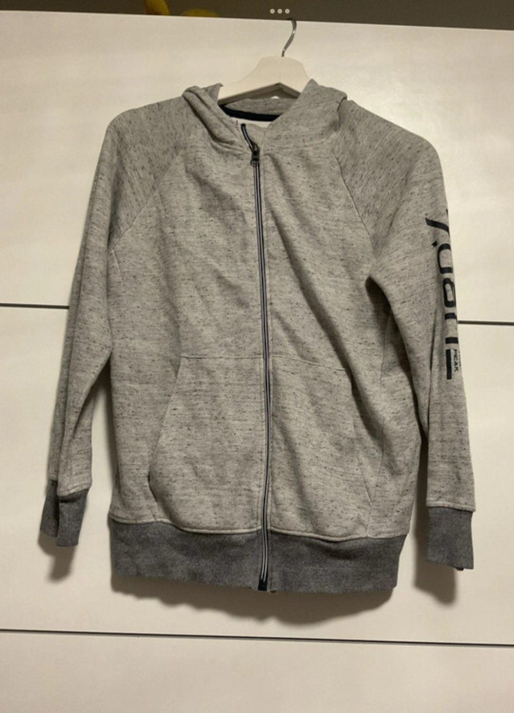 Grauer Kapuzenpullover mit Reißverschluss