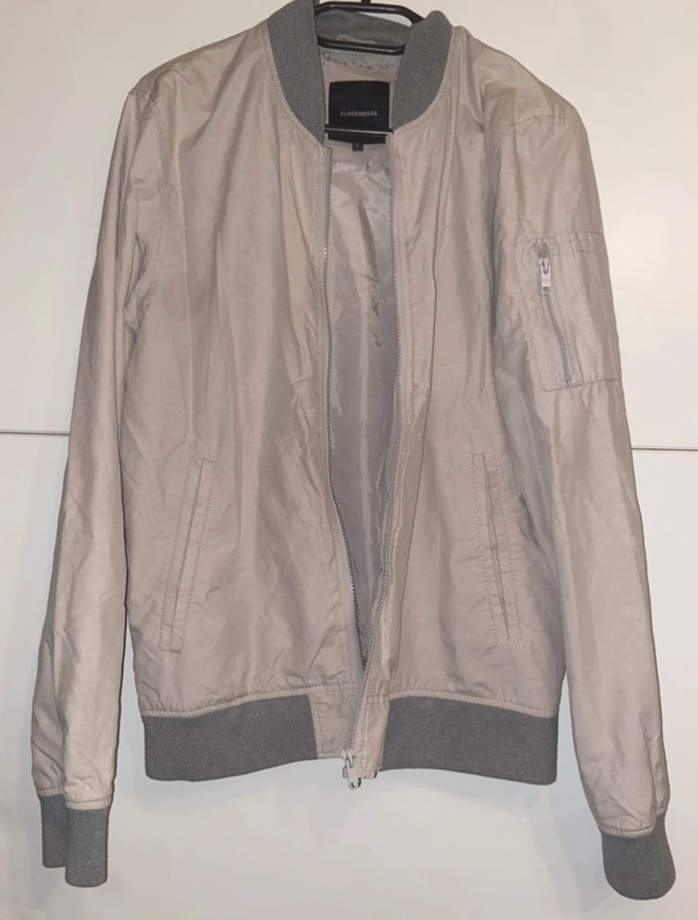 Jacke für Frauen und Männer geeignet