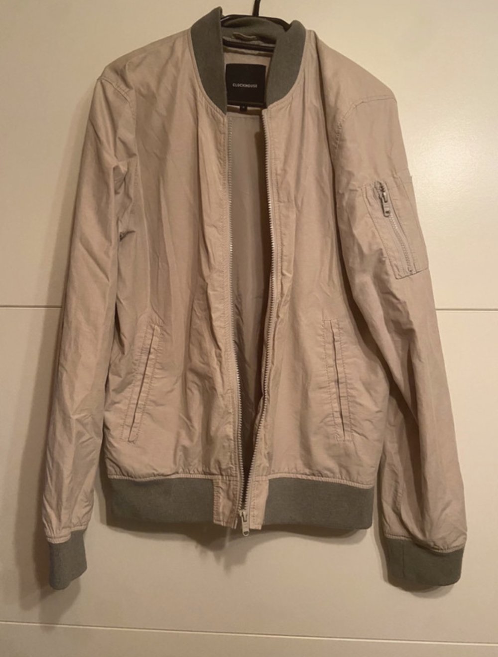 Jacke für Frauen und Männer geeignet