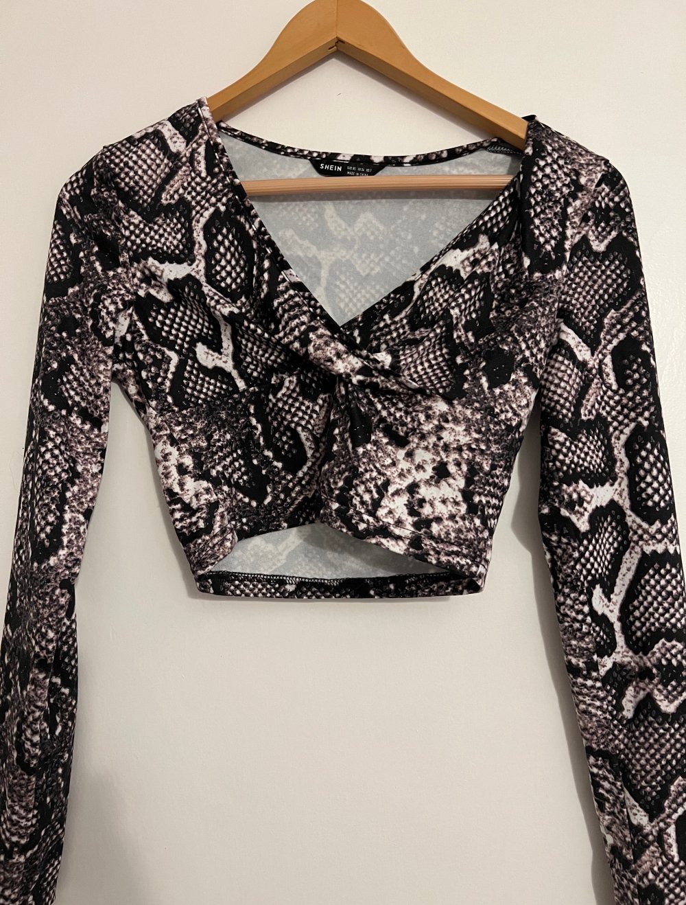 Schlangenmuster Oberteil mit Auschnitt