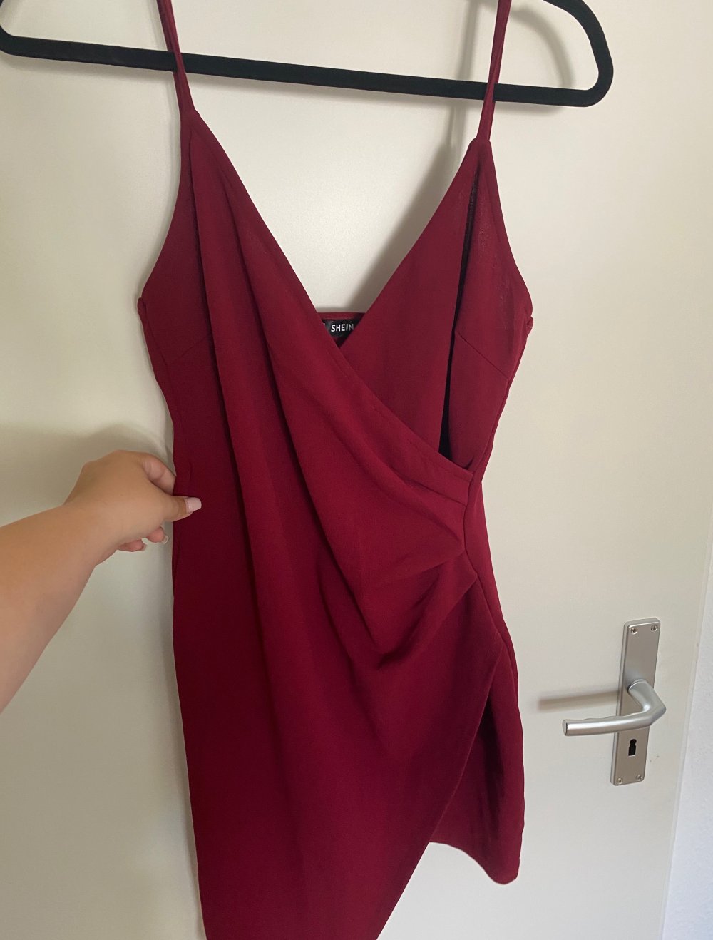 rotes kurzes Kleid