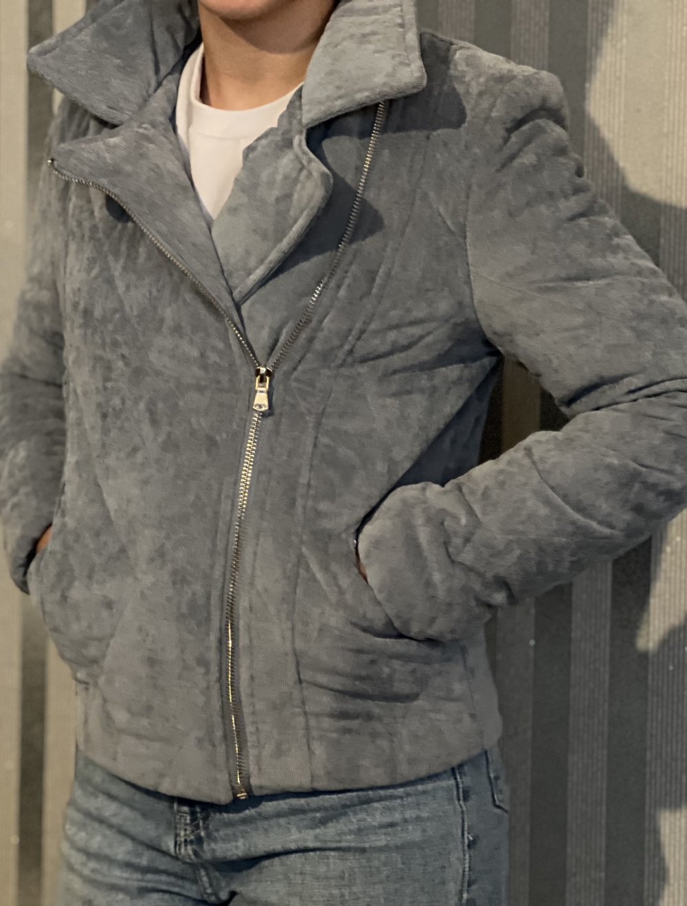 Hellblaue kurze warme Jacke