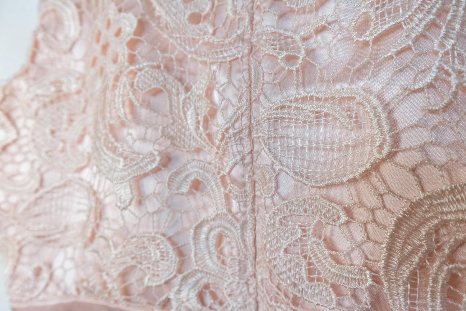 Schickes Cocktailkleid mit Spitzenbesatz. Cocktailkleid, Abendkleid, Brautgastkleid, Brautjungfernkleid