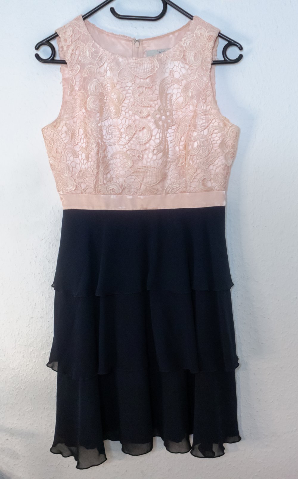 Schickes Cocktailkleid mit Spitzenbesatz. Cocktailkleid, Abendkleid, Brautgastkleid, Brautjungfernkleid