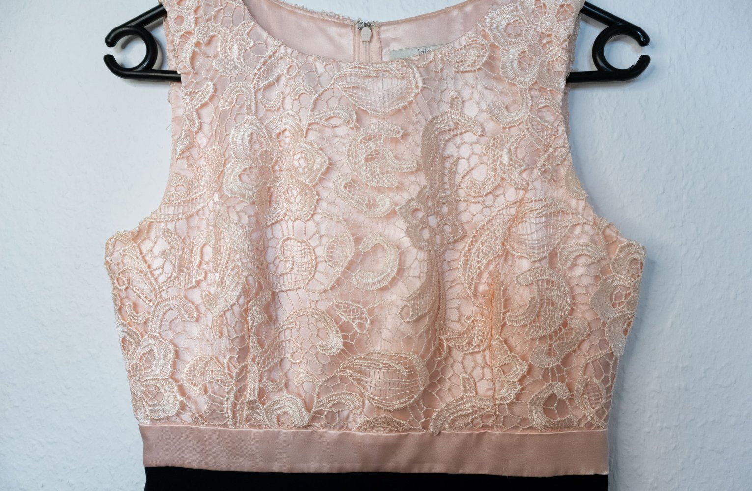 Schickes Cocktailkleid mit Spitzenbesatz. Cocktailkleid, Abendkleid, Brautgastkleid, Brautjungfernkleid