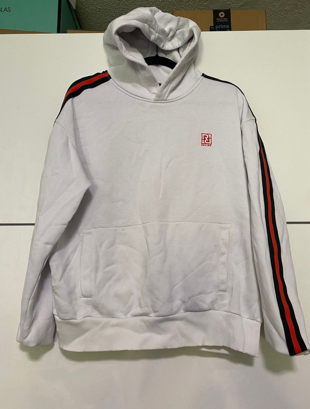 Review Hoodie in weiß mit schwarz-roten Streifen an den Ärmeln