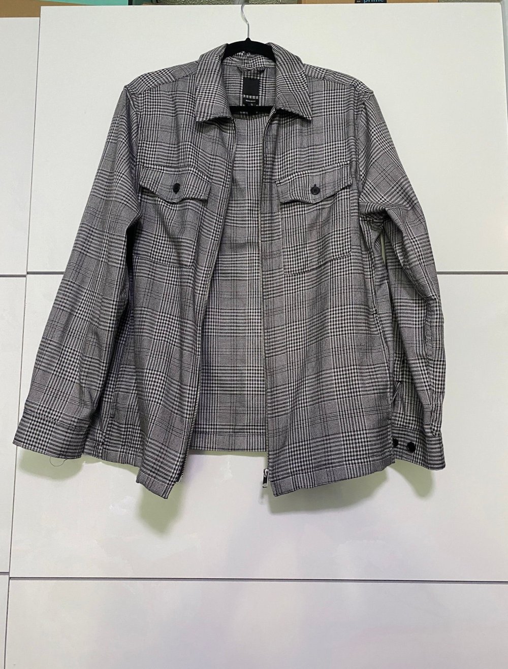 Bershka Jacke in grau mit schwarz-weißen Streifen