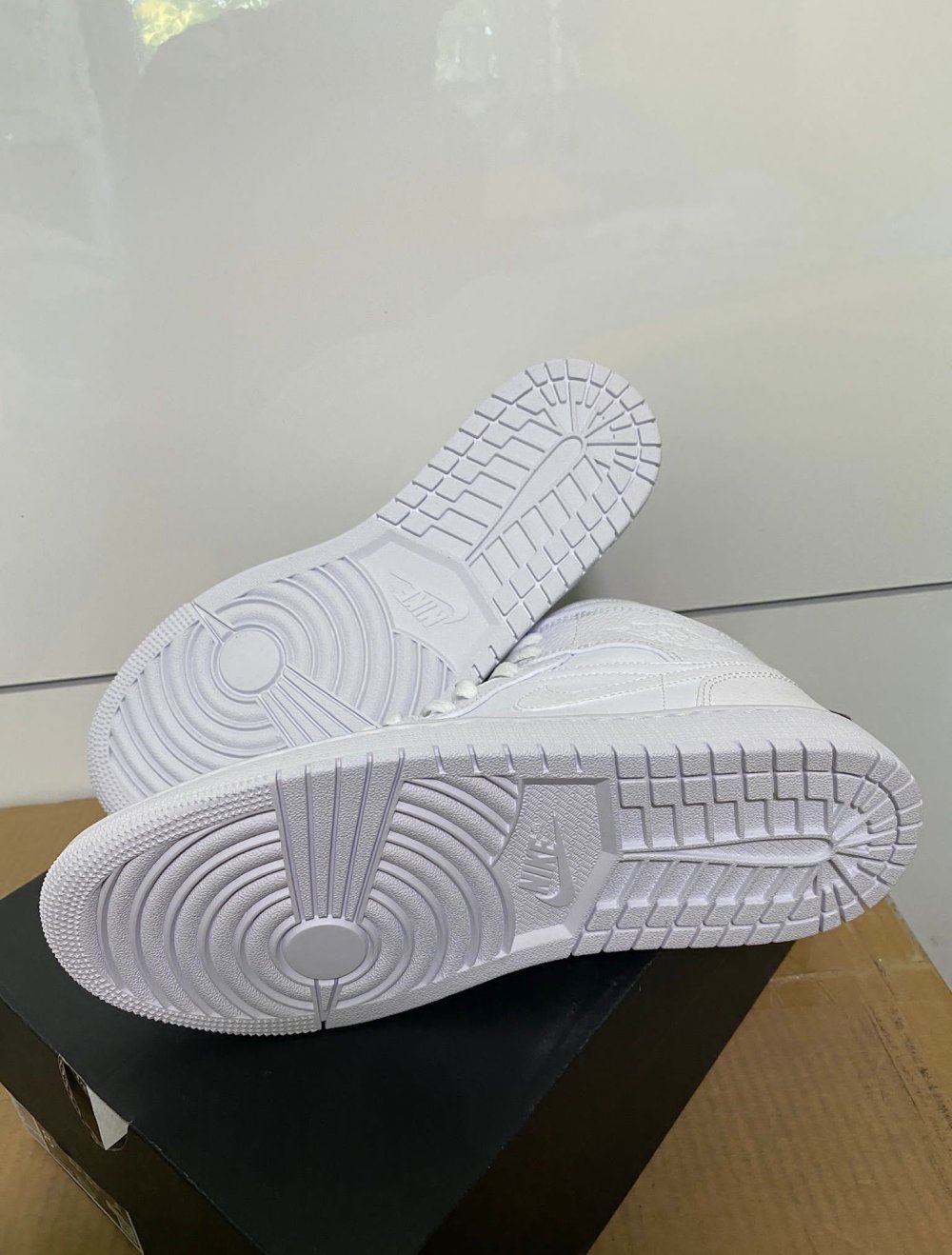 Air Jordan 1 MID Weiß (Größe 42)