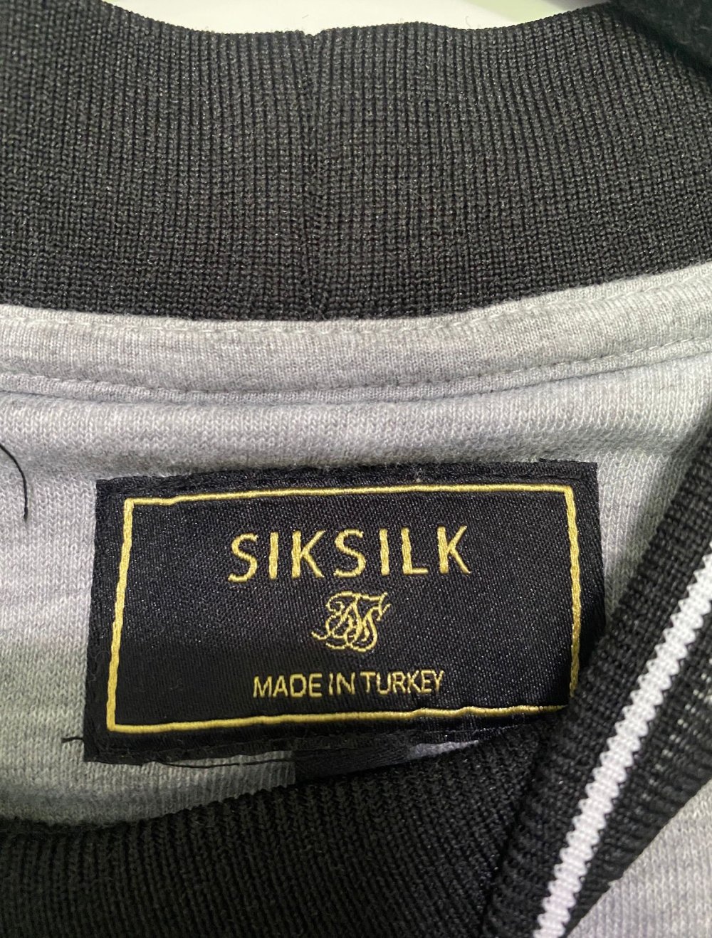 SikSilk Sweater in grau mit SikSilk Rundhalsausschnitt