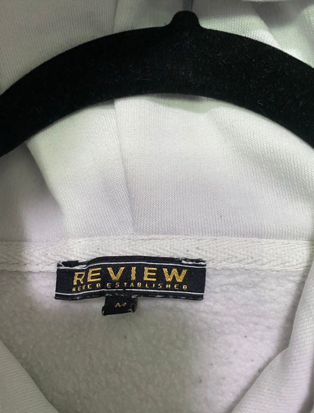 Review Hoodie in weiß mit schwarz-roten Streifen an den Ärmeln