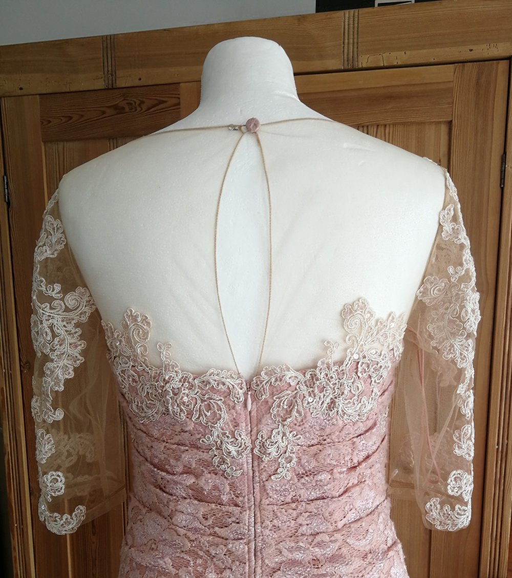 Ballkleid - Hochzeitskleid Spitze mit kurzer Schleppe