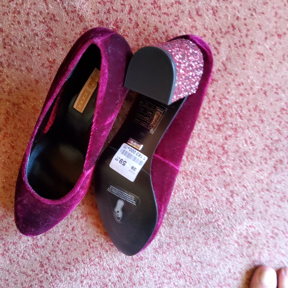 Ein ungleiches Paar! Wunderschöne neue Schuhe von Buffalo aus bordeauxfarbenem Samt 38/39