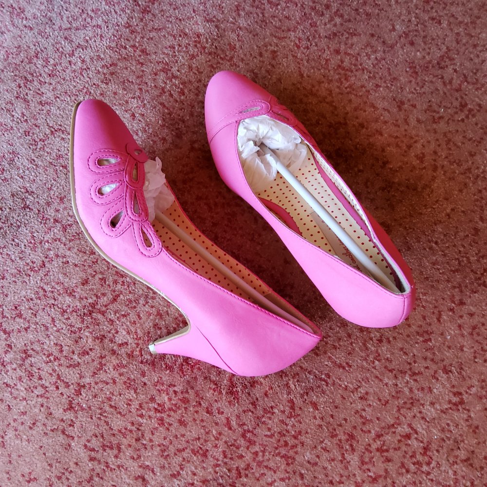 Pinkfarbene Pumps mit ausgestanztem Lochmuster neu Größe 38